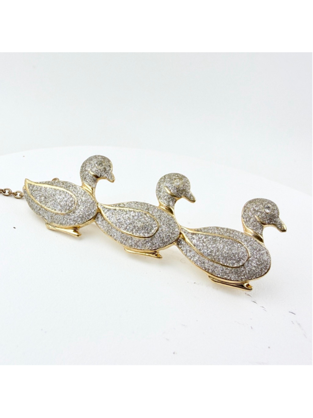 Vintage 1970s Duck Brooch Silver Sparkle Enamel, Triple Duck Pin, Figural Animal - Picture 3 of 7